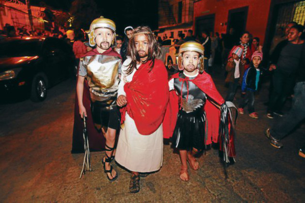 Niños reviven con Vía Crucis la Pasión del Salvador del Mundo