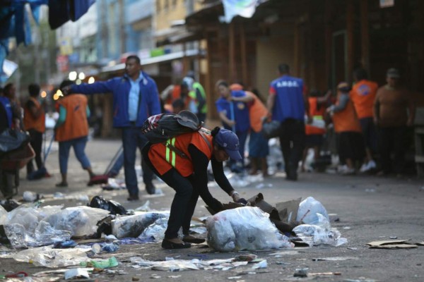 Cerros de basura tras ventas de fin de año en mercados de Comayagüela &nbsp;&nbsp;