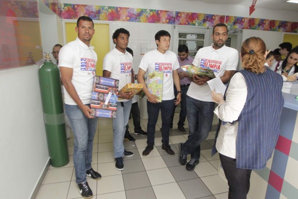 Olimpia entrega regalos a niños con cáncer