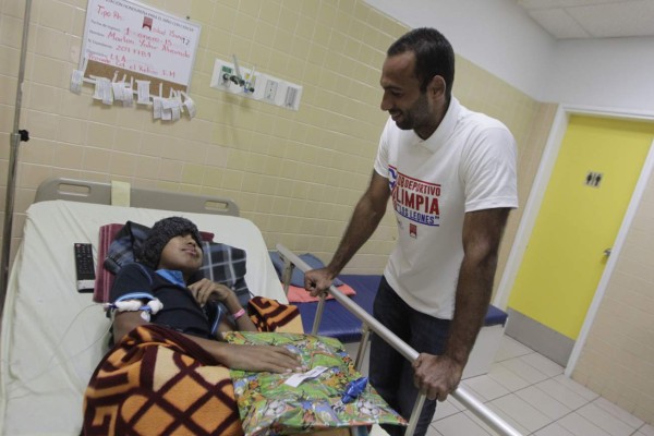 Olimpia entrega regalos a niños con cáncer