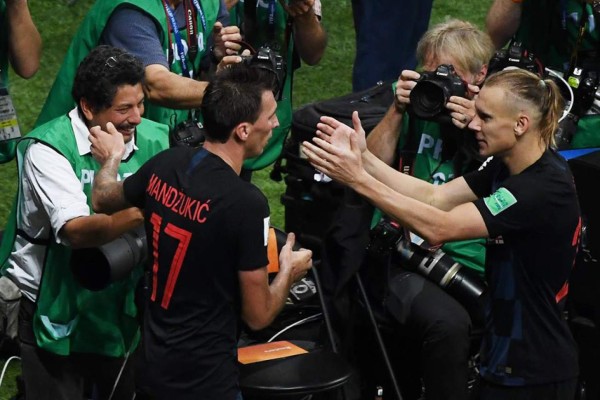 Fotógrafo salvadoreño es besado por seleccionados croatas en la celebración del segundo gol de Croacia