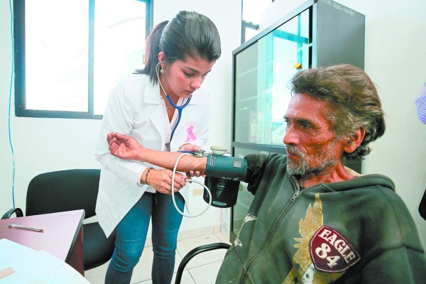 Personal de Sedis brindando atención médica a don Óscar, también le dieron medicamentos. Foto: David Romero/EL HERALDO.