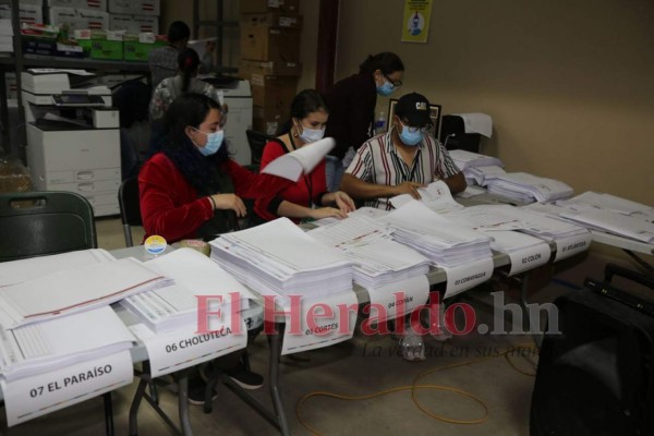 Así se desarrolla el escrutinio de acta por acta con incosistencias (FOTOS)