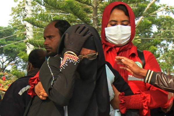 Las dolorosas imágenes tras el incendio que deja al menos 37 muertos en un ferry en Bangladés