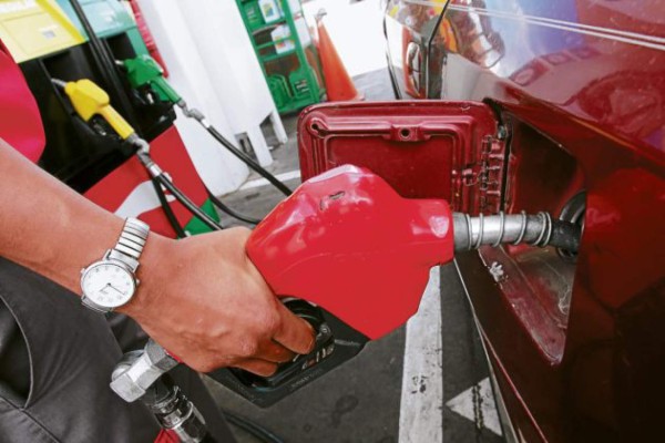 Precio de gasolina tiende a la baja