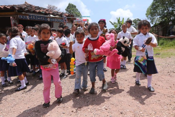 Pequeños de la zona oriental capitalina sonríen luego de recibir un obsequio
