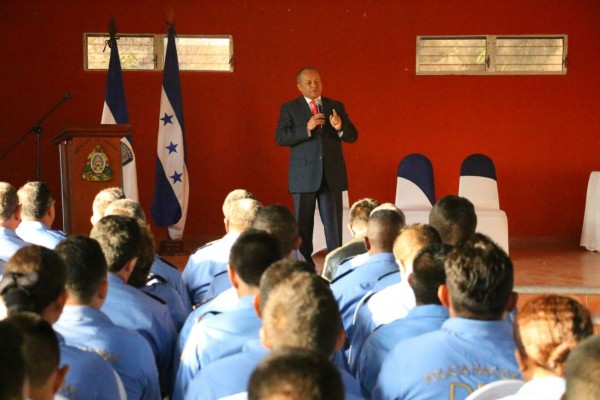 Con nuevo uniforme la policía hondureña celebra su 134 aniversario