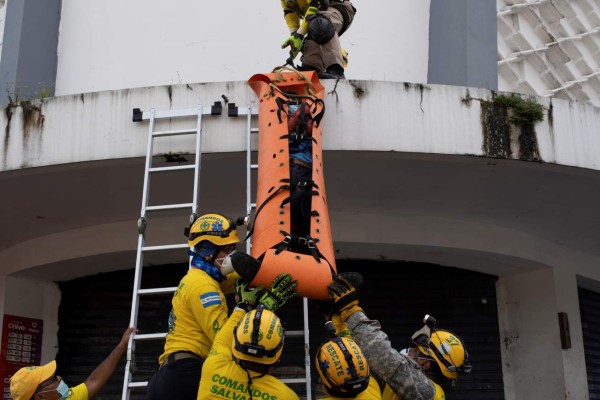 Angustia y desesperación: el rescate de personas atrapadas tras terremoto en Turquía