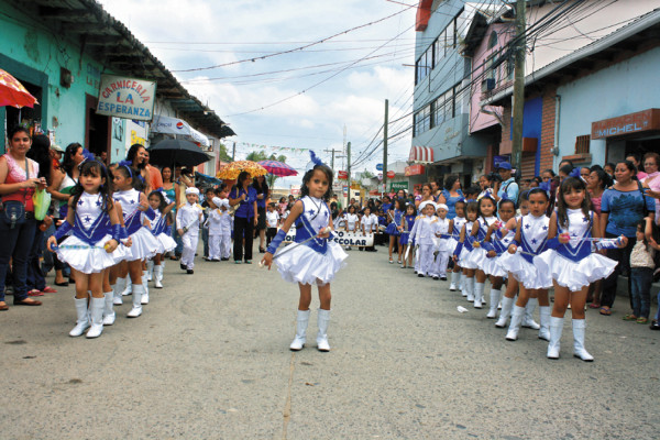 Nombres de centros educativos inmortalizan a próceres y héroes