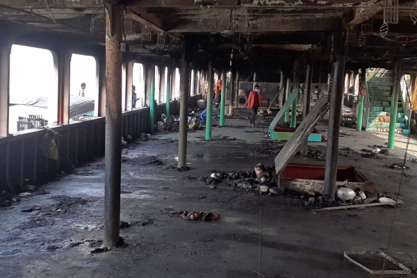 Las dolorosas imágenes tras el incendio que deja al menos 37 muertos en un ferry en Bangladés