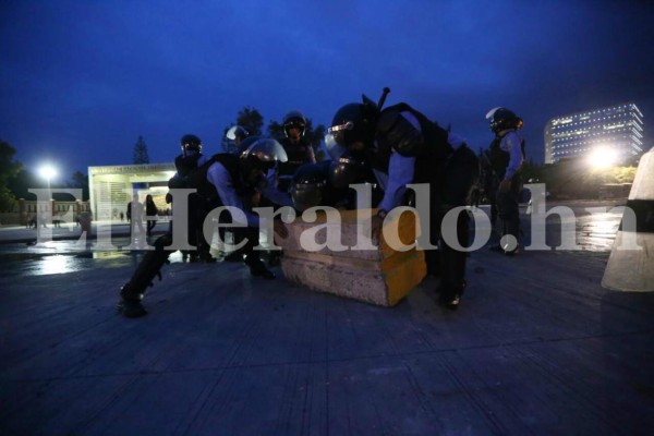 Miembros de la Policía Nacional desalojan la zona para que los vehículos circulen con normalidad. Foto Alex Pérez/EL HERALDO