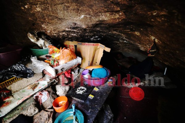 FOTOS: Una oscura y húmeda cueva, la 'casa' de un zapatero hondureño