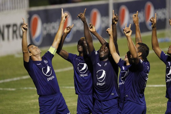 Motagua gana con equivocación arbitral