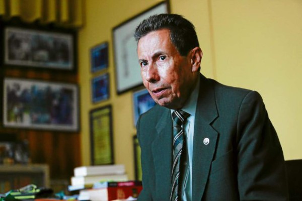 'Los muchachos pierden el habla en la escuela'