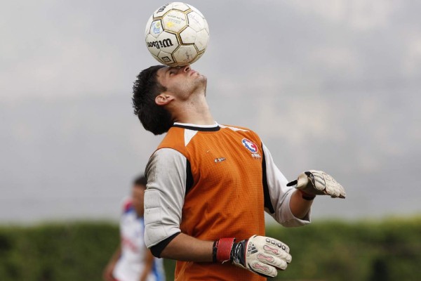 El isleño Edrick Menjívar perseveró para agarrar un cupo en el marco de Olimpia