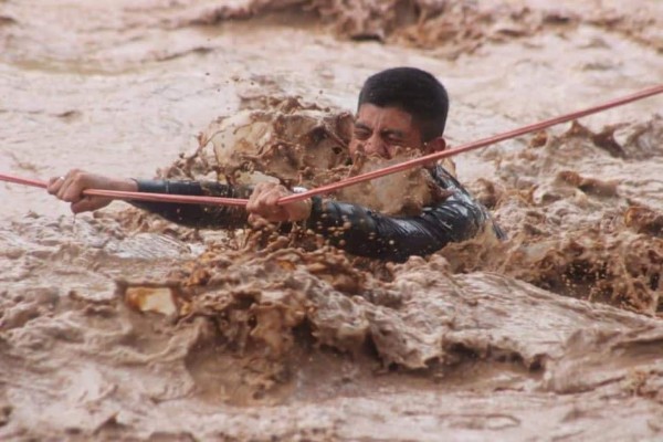 ¡Dispuestos a ofrendar su vida por Honduras! Imágenes de nuestros héroes afrontando el desastre Eta