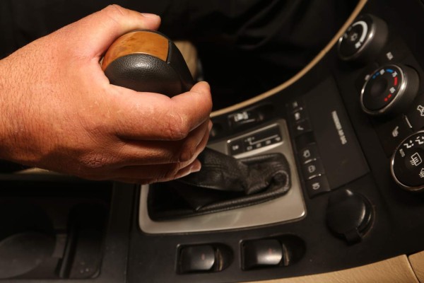 El mecánico le responde