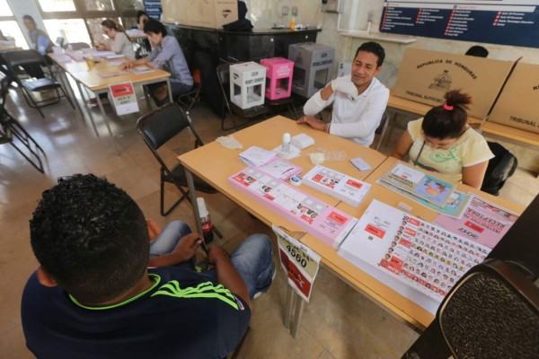 Hondureños se vuelcan a las urnas electorales de la zona sur de la capital