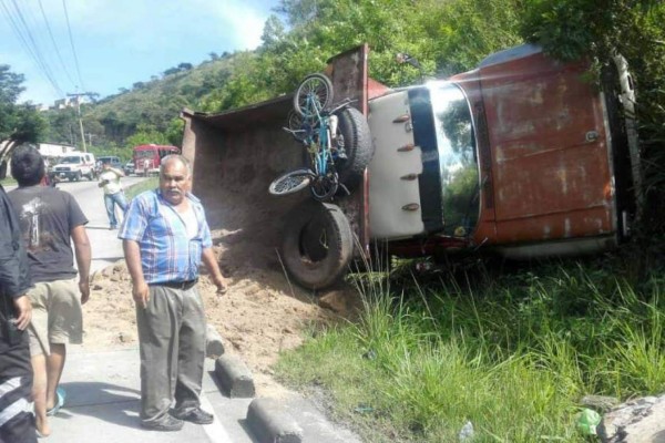 Cuatro hombres se salvan de la muerte en la cuesta El Chile tras volcamiento