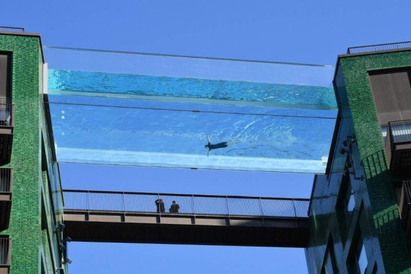Sky Pool, la espectacular piscina transparente que además es un puente aéreo que une dos edificios (FOTOS)