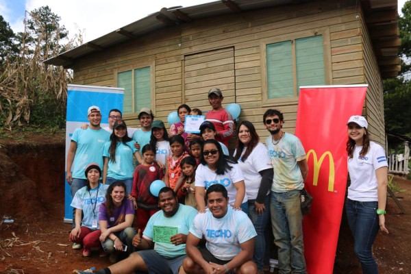 McDonald’s le construye casas a varias familias &nbsp;&nbsp;