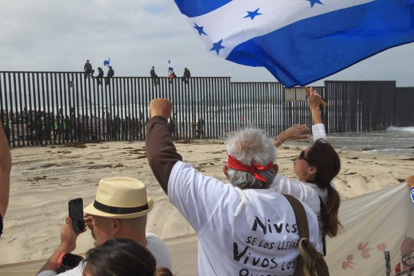 Una hondureña y siete migrantes más logran que Estados Unidos estudien su caso de asilo