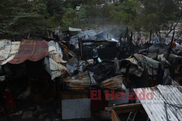 Devastada y desolada, así quedó la zona cero del incendio en el barrio La Bolsa