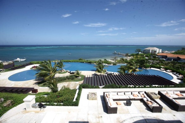 Disfrute el golf, playa y buceo en el club Pristine Bay Resort