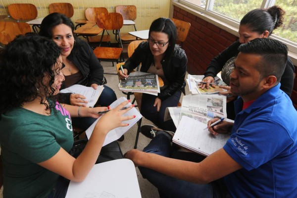 Niñas cuidando niños