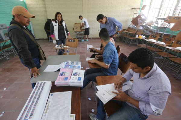 Hondureños ejercen el sufragio en la capital de Honduras