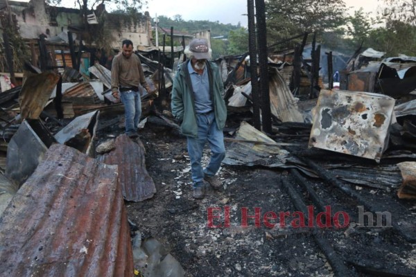 Devastada y desolada, así quedó la zona cero del incendio en el barrio La Bolsa
