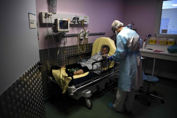 Los empleados de salud afrontan 'agotados' una nueva ola de covid-19 en Francia