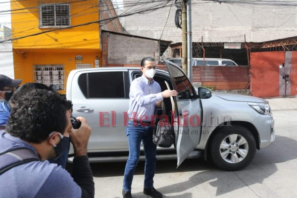 FOTOS: Sin pronunciar palabra, así llegó Marco Bográn a la Atic