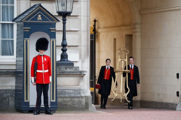 Así celebran los británicos el nacimiento del bebé de Meghan y Harry