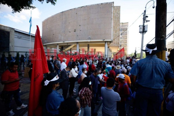 Simpatizantes de Libre protestan por decisiones en sesión preparatoria (FOTOS)