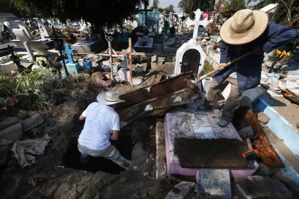 FOTOS: Tristeza y desolación en cementerios del mundo que reciben a víctimas de la pandemia