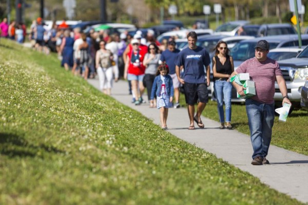 Chris McCormick, extrema derecha, de First Priority of South Florida, lleva cajas de pañuelos para miembros de la comunidad en duelo fuera de Marjory Stoneman Douglas High School en Parkland, Fla., El domingo 18 de febrero de 2018. Un pistolero ingresó a la escuela el miércoles pasado y mató a 17 estudiantes y profesores. Fotos: AP/EL HERALDO HONDURAS.