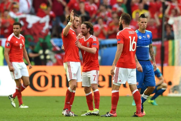 Con triunfo ante Eslovaquia (2-1), Bale lidera a Gales al primer triunfo en Eurocopa