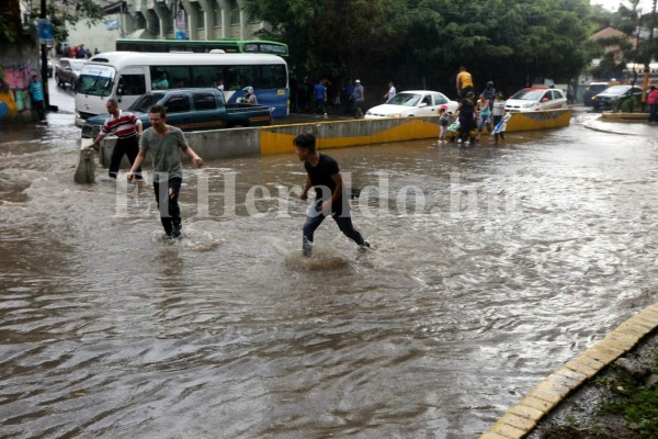 Así se inundó la capital de Honduras tras fuerte lluvia caída este domingo