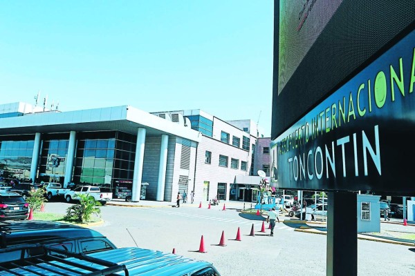 Tras bajarse del avión arrestan a hondureños en La Lima, Cortés