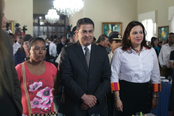 Indígena trilingüe recibe el premio Maestro del Año