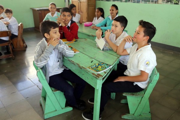 Destacado centro escolar se encuentra sin pupitres