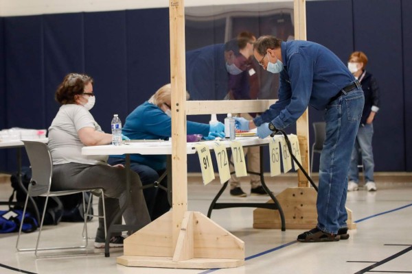 Con mascarrillas y distancia, Wisconsin va a elecciones pese al Covid-19