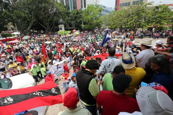 Trabajadores conmemoran su día entre quejas y descontento por crisis social