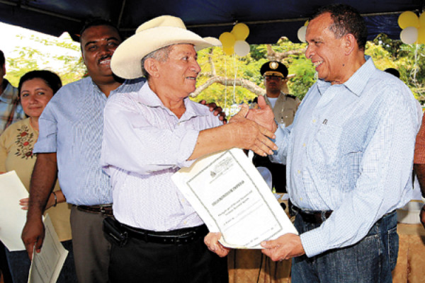 No vamos a permitir una devaluación, promete Presidente de Honduras