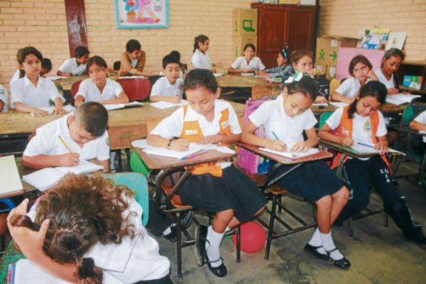 Niños enseñan a niños en escuela de El Paraíso