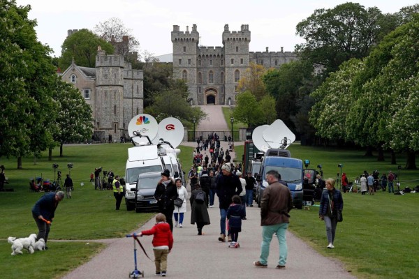 Así celebran los británicos el nacimiento del bebé de Meghan y Harry