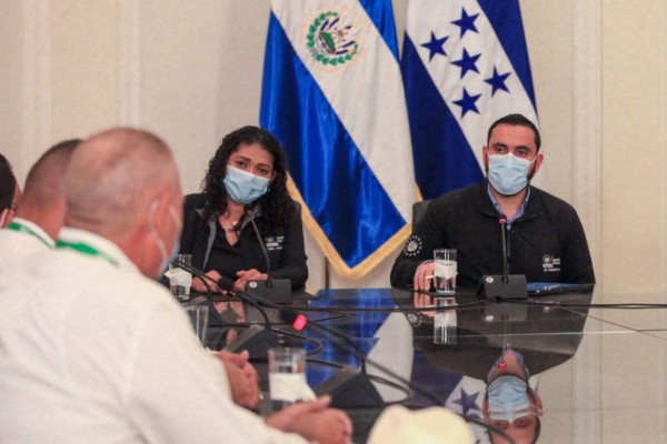 Donación de El Salvador: así lograron siete alcaldes hondureños conseguir 34,000 dosis anticovid
