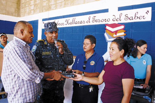 Universitarios donan lote de libros a penal de Choluteca
