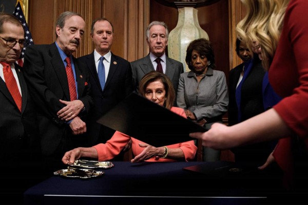 Senadores de EEUU prestan juramento para juicio de destitución contra Trump